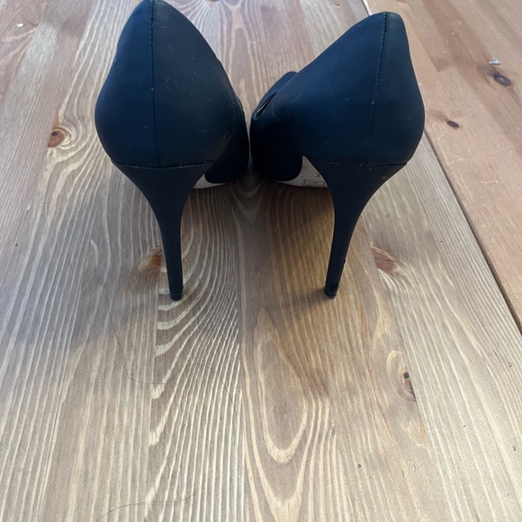 Elegant Black Stiletto Heels with Sleek Design and Comfortable Fit - Picture 3 of 4